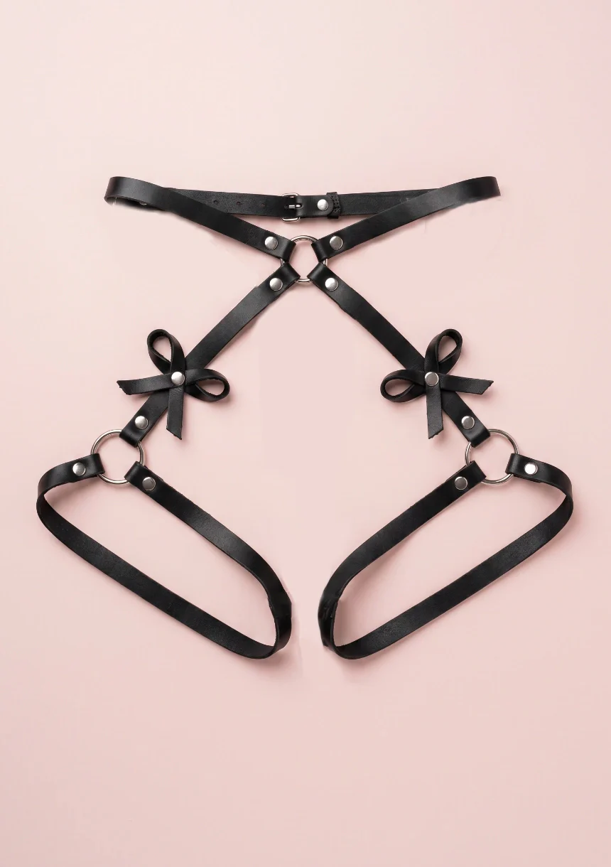 Harness z regulowanymi paskami i kokardkami